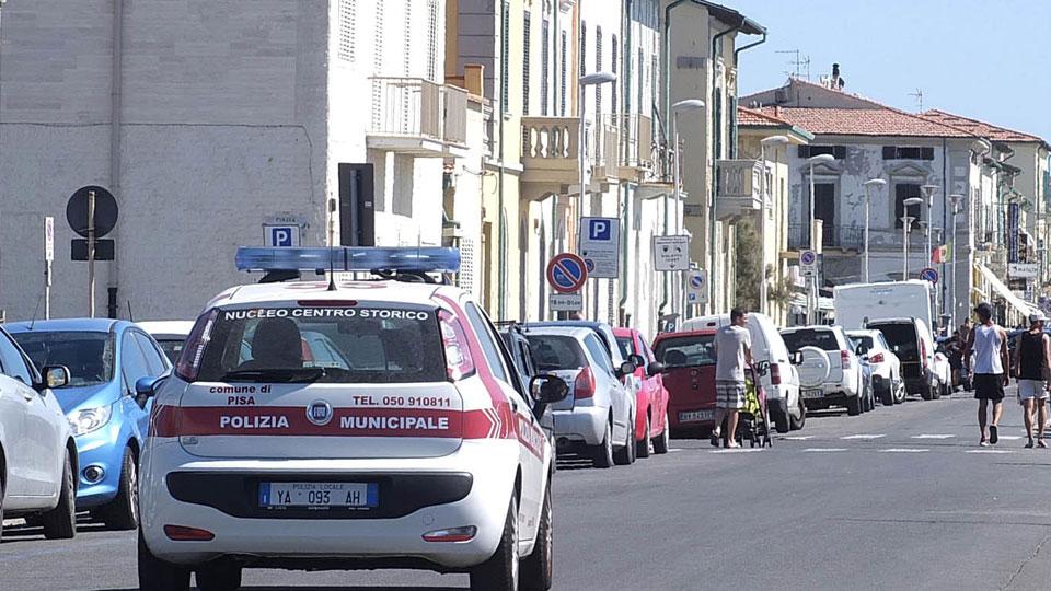 Controlli della polizia municipale a Marina di Pisa