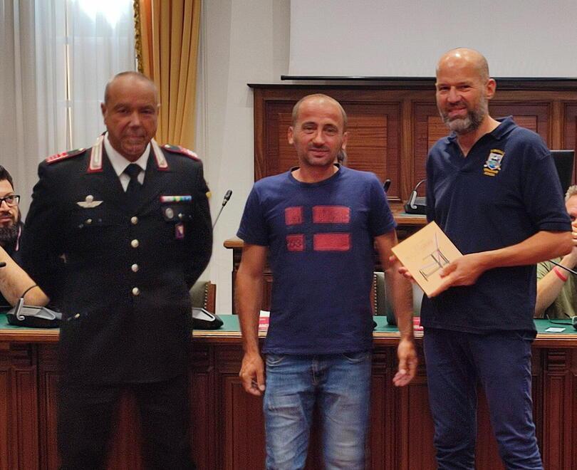 Il sindaco Betti consegna il riconoscimento a Lumir Balla alla presenza del comandante della stazione di Cascina dei carabinieri Alessandro Salusti