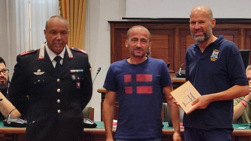 Il sindaco Betti consegna il riconoscimento a Lumir Balla alla presenza del comandante della stazione di Cascina dei carabinieri Alessandro Salusti
