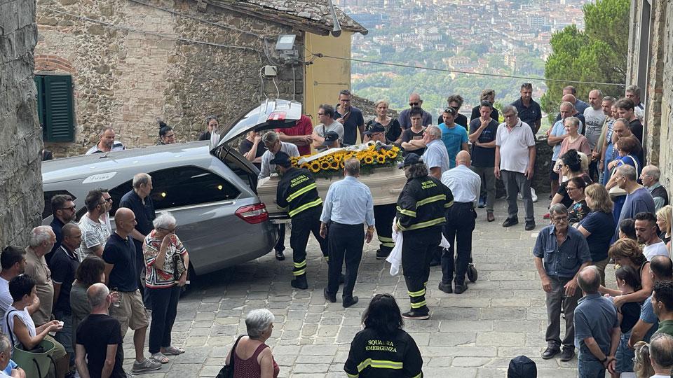 Alcuni momenti del funerale di Simone Spinosi che si è tenuto ieri mattina a Montecatini Alto (foto Nucci/ Innocenti)