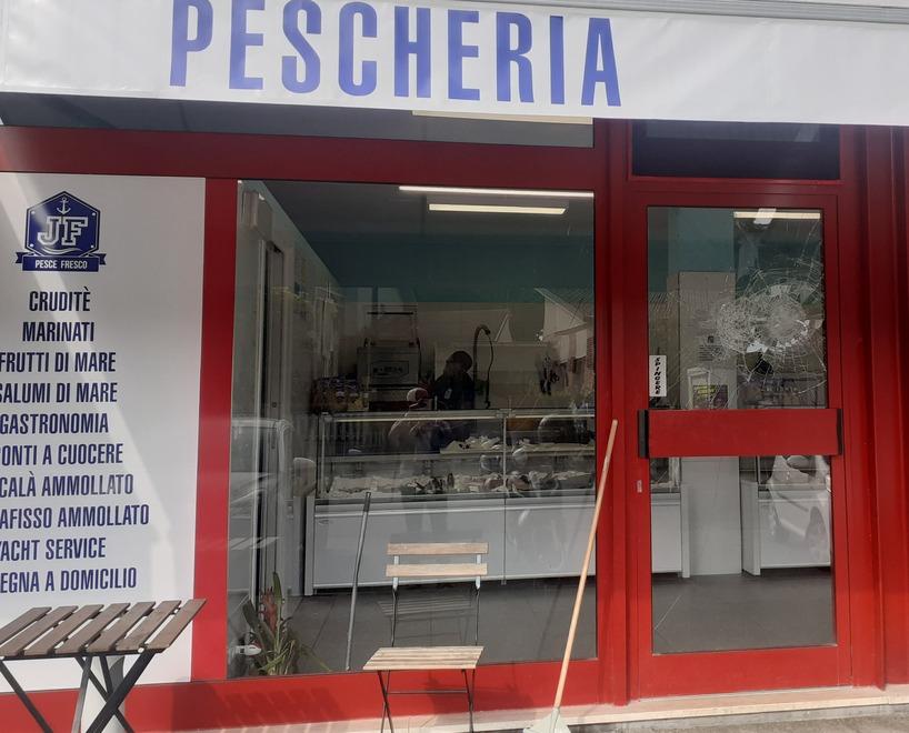 La vetrata della pescheria infranta