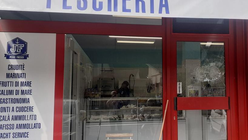 La vetrata della pescheria infranta