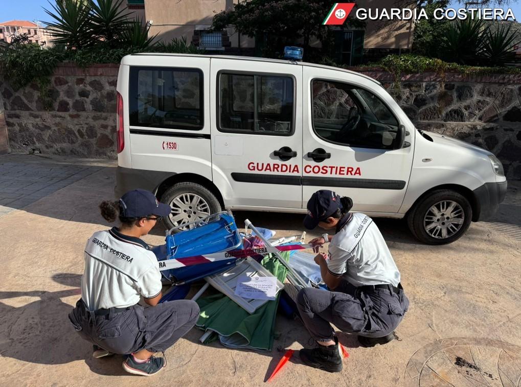 Bosa, ombrelloni e sdraio “segnaposto” in spiaggia sequestrati dalla guardia costiera