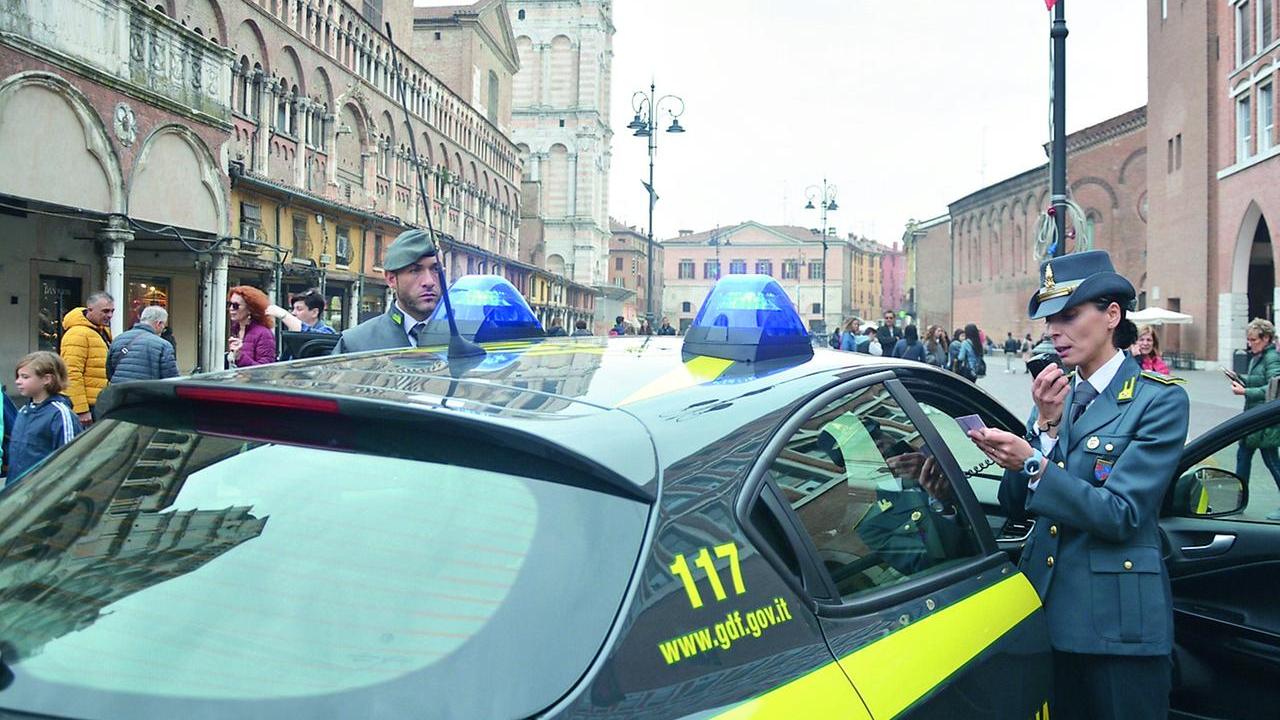Ferrara, bella vita con i soldi dell’accoglienza: mezzo milione da restituire allo Stato