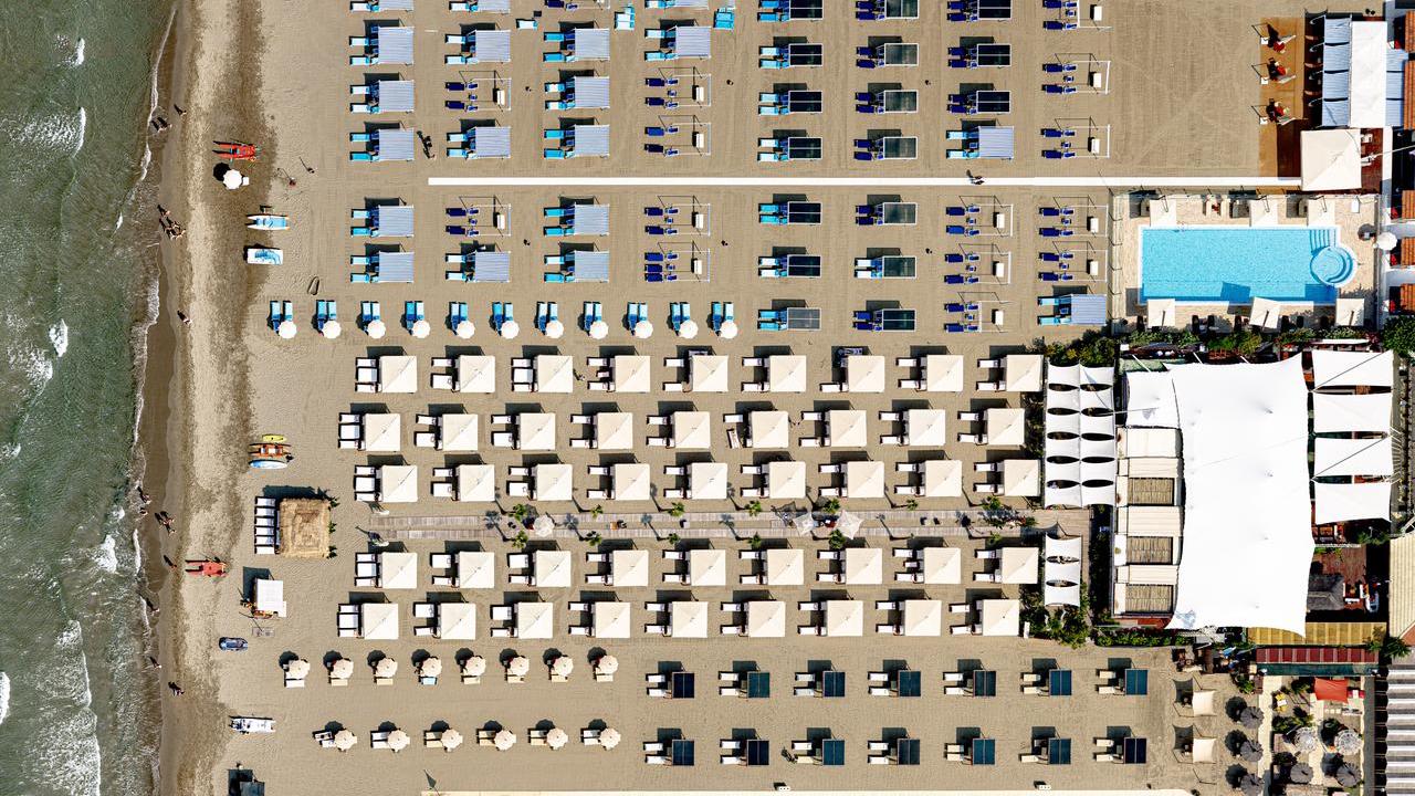 Spiagge, in Italia aumenta il numero di stabilimenti. Densità di imprese per chilometro di costa: in testa un comune della Versilia