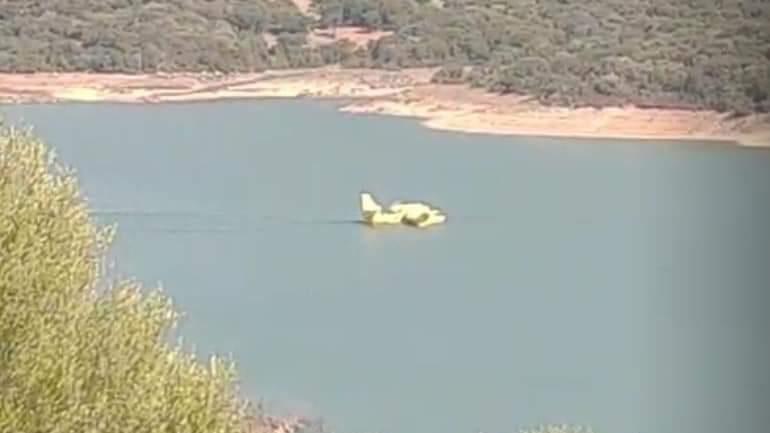 Incendio Calangianus, canadair costretto ad ammarare nel lago Liscia