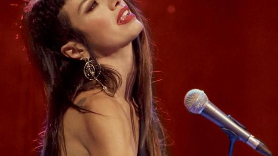 Dolcenera a Livorno al Roxy Bar labronico di Red Ronnie: «Qui in città vivono zio e cugini»<br type="_moz" />