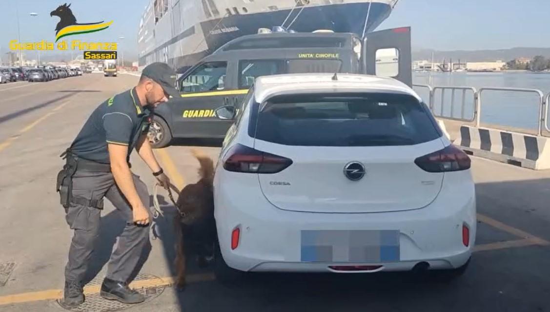 Olbia, sbarca al porto con 3 chili di cocaina: arrestato