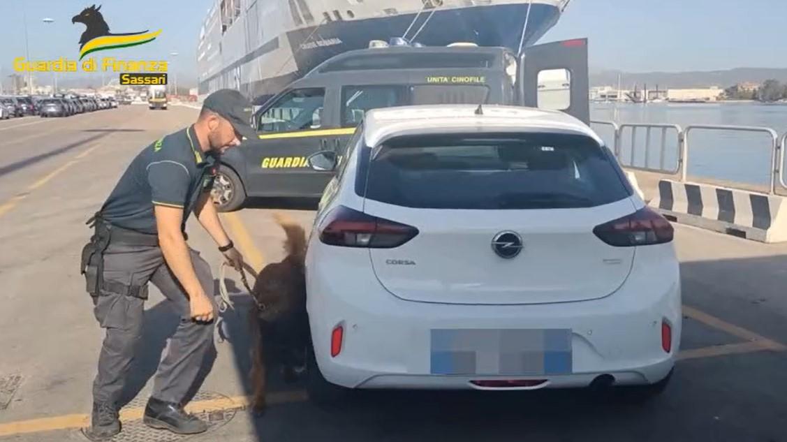 Olbia, sbarca al porto con 3 chili di cocaina: arrestato