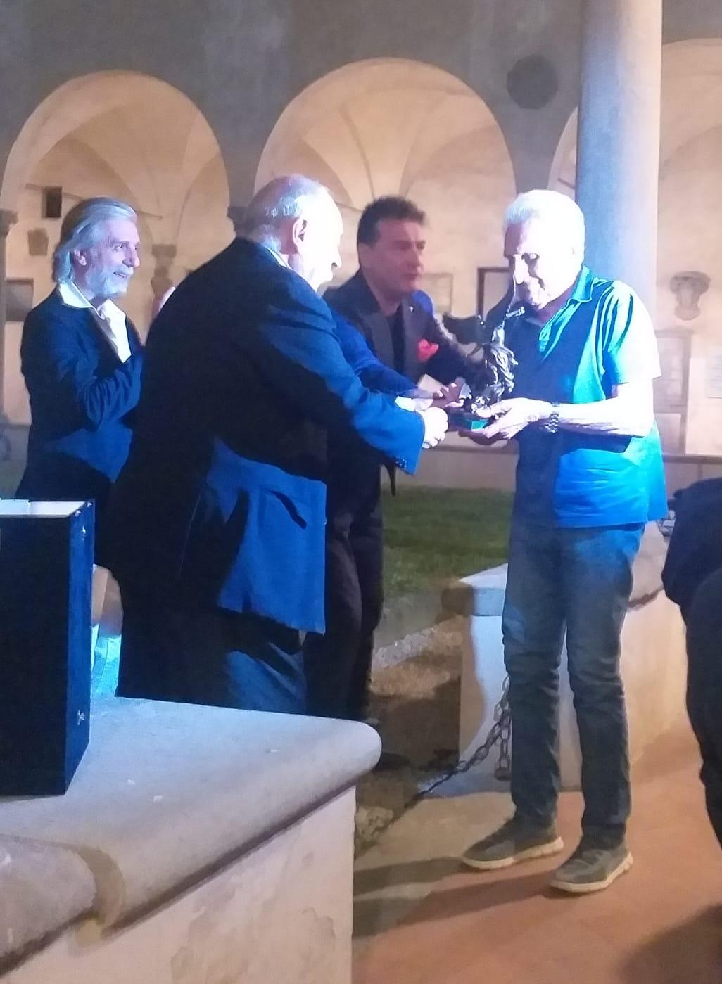 
	Carlo Alberto Palli consegna il Premio Cerreto 2024 a Renato Cecchi

