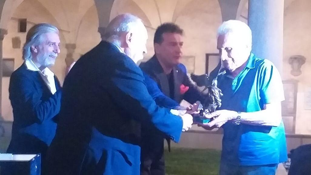 Carlo Alberto Palli consegna il Premio Cerreto 2024 a Renato Cecchi