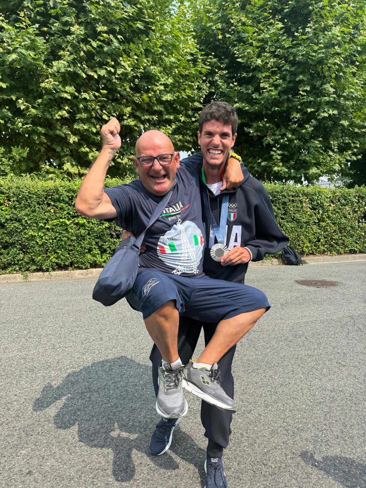 
	Stefano Oppo scherza col suo primo allenatore Antonio Marras dopo aver vinto l'argento

