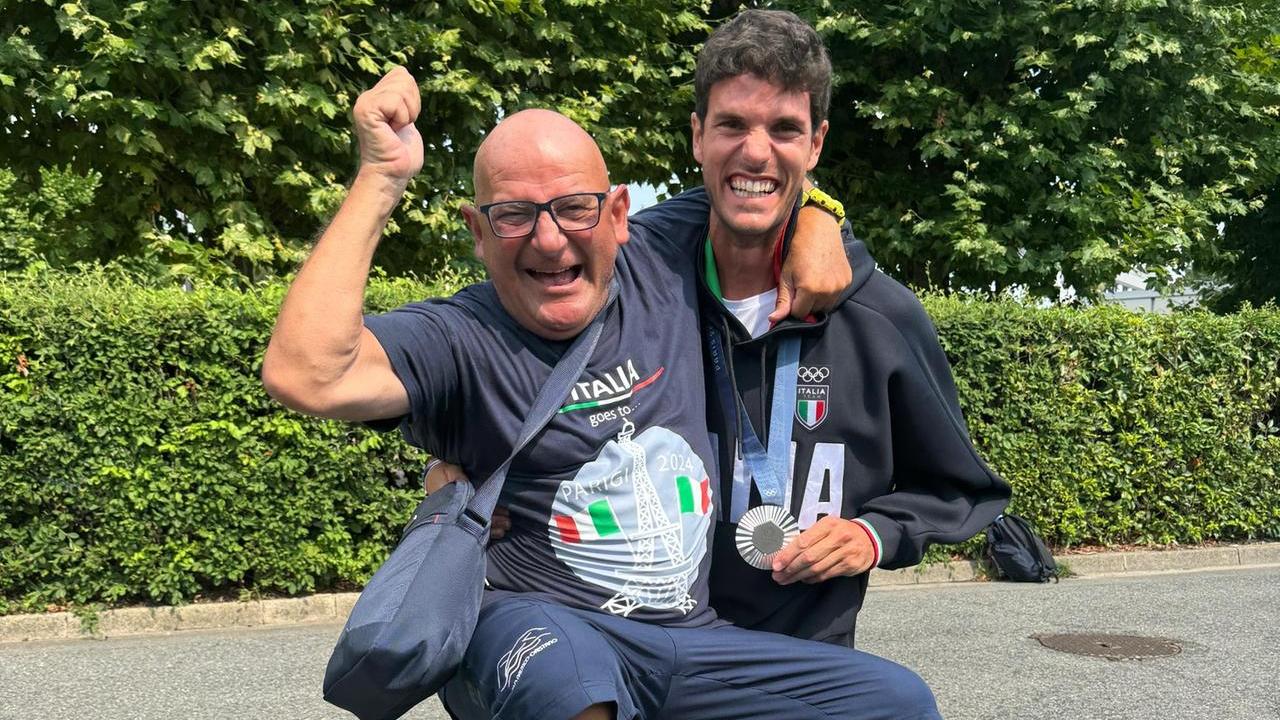 Stefano Oppo scherza col suo primo allenatore Antonio Marras dopo aver vinto l'argento