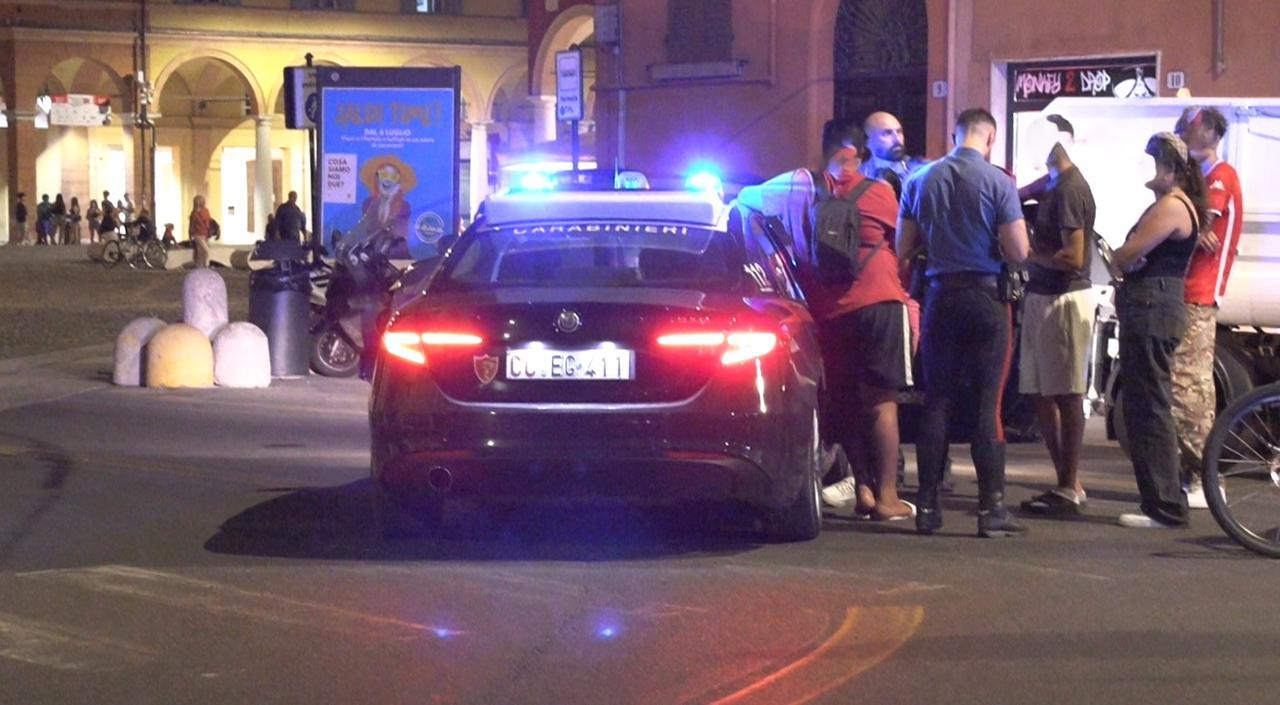 Modena, prima la lite poi le botte: ferita 23enne in piazza Roma