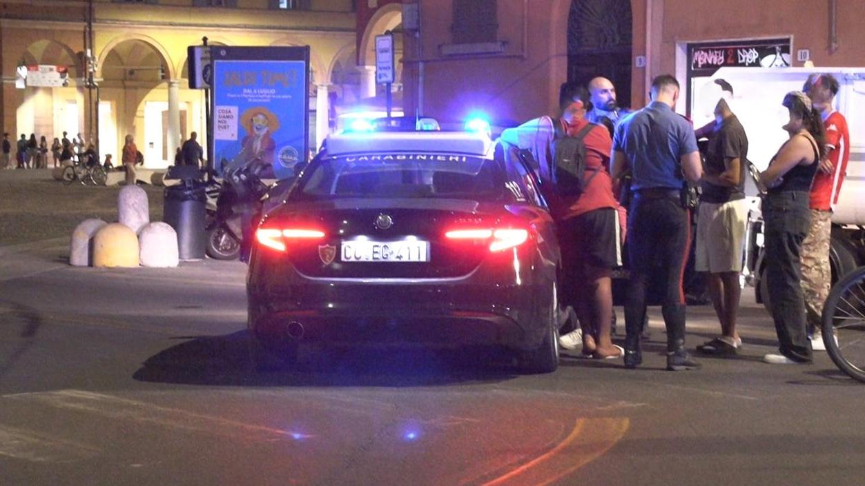 Modena, prima la lite poi le botte: ferita 23enne in piazza Roma