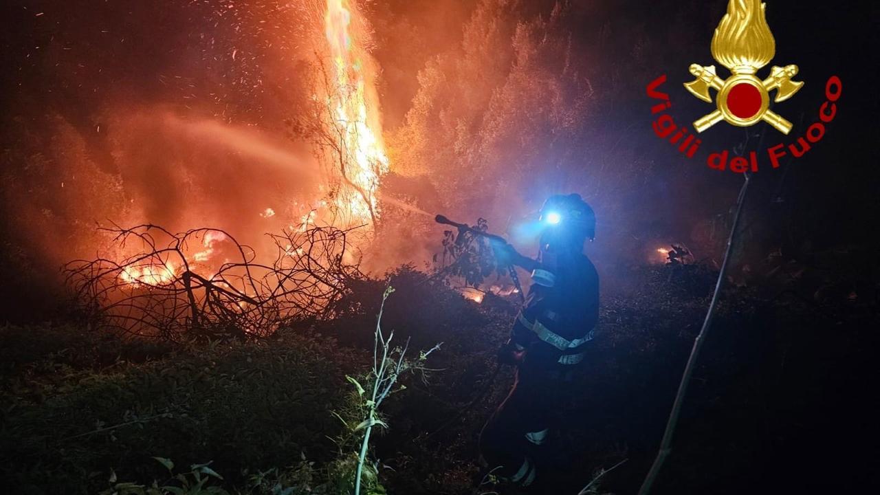 Incendi tra Calangianus e Luras, notte di grande lavoro per i vigili del fuoco