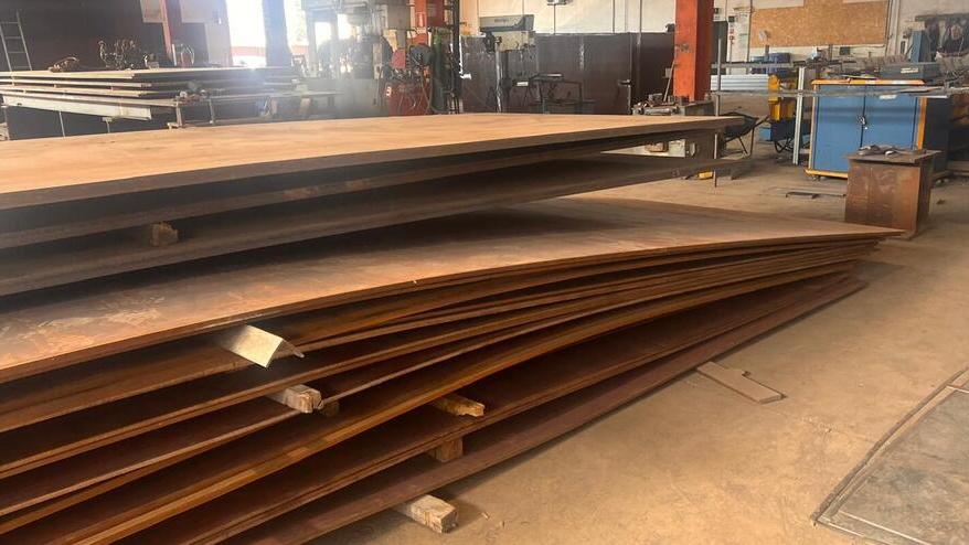 Nella foto alcune parti dello scheletro in acciaio corten del nuovo ponte di Ardenza Mare in costruzione al consorzio Santa Chiara di Agrigento