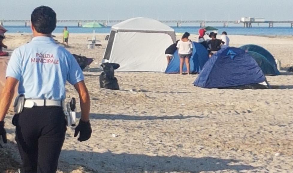 Nella foto uno dei controlli contro il campeggio abusivo effettuato dalla polizia municipale di Rosignano nella zona delle Spiagge Bianche durante la scorsa stagione estiva
