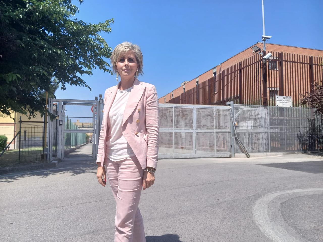 
	Erica Mazzetti davanti all'ingresso del carcere di Prato

