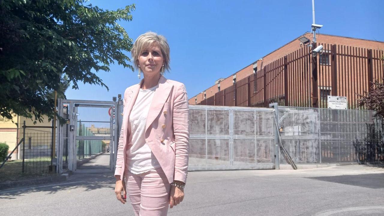 Erica Mazzetti davanti all'ingresso del carcere di Prato