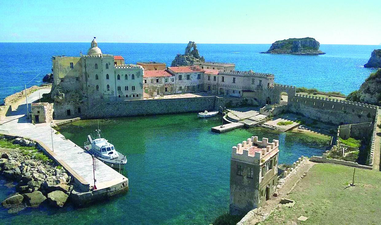 
	Nella foto una veduta del porto vecchio di Pianosa

