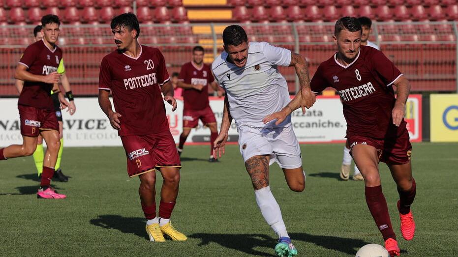 Un momento della gara amichevole disputata col Livorno in cui i granata hanno fatto buone cose (foto Silvi)