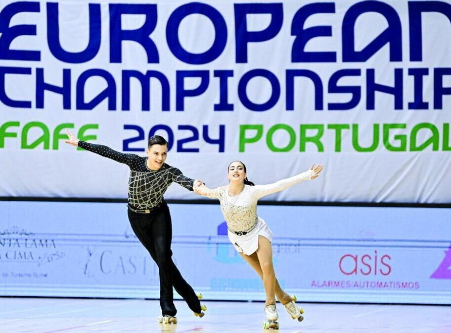 Mattia Danesi e Angela Maria Costantino durante la loro esibizione in Portogallo che è valsa loro la medaglia d’argento ai Campionati europei di pattinaggio