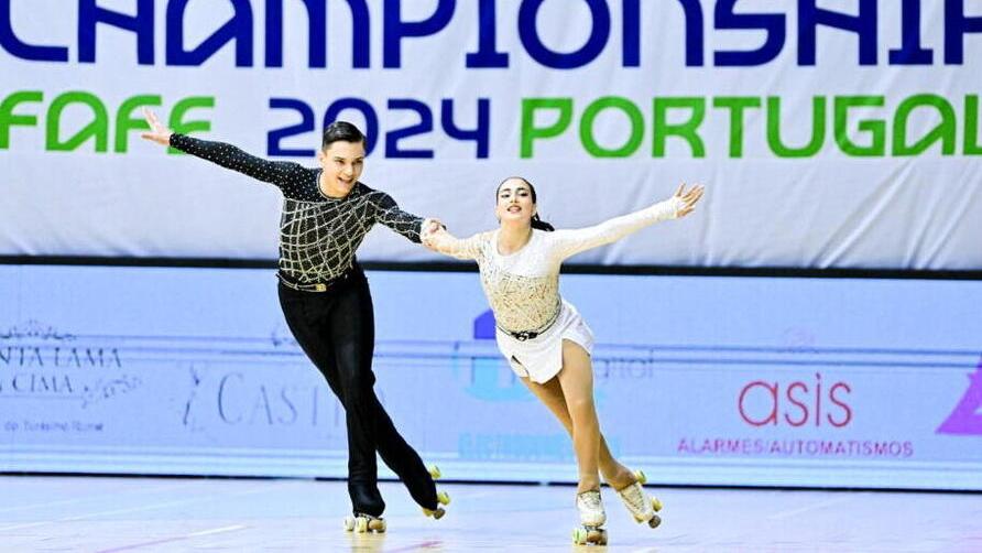 Mattia Danesi e Angela Maria Costantino durante la loro esibizione in Portogallo che è valsa loro la medaglia d’argento ai Campionati europei di pattinaggio