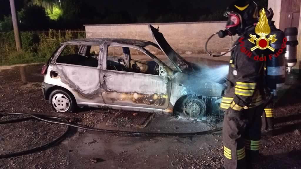 Un’auto va a fuoco nella notte a Santa Margherita