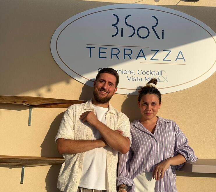Chiacchiere e cocktail ai Bagni Bisori nel locale in terrazza 