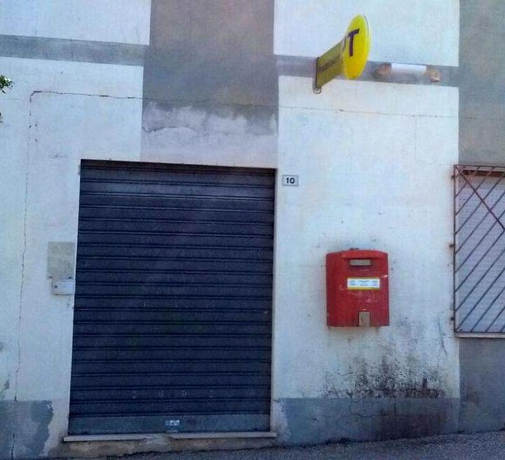 
	L'ingresso dell'ufficio postale di Brunella

