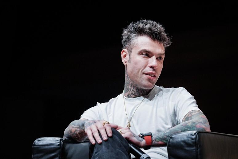 Ricoverato d'urgenza e subito dimesso, Fedez tranquillizza i fan: «Sto meglio, a presto»