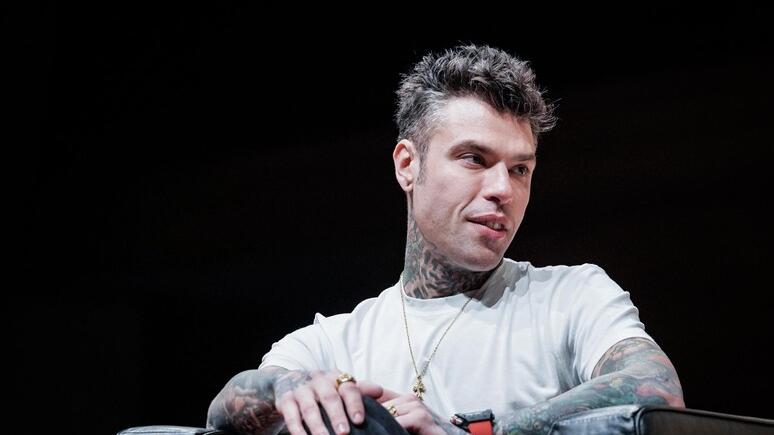 Ricoverato d'urgenza e subito dimesso, Fedez tranquillizza i fan: «Sto meglio, a presto»