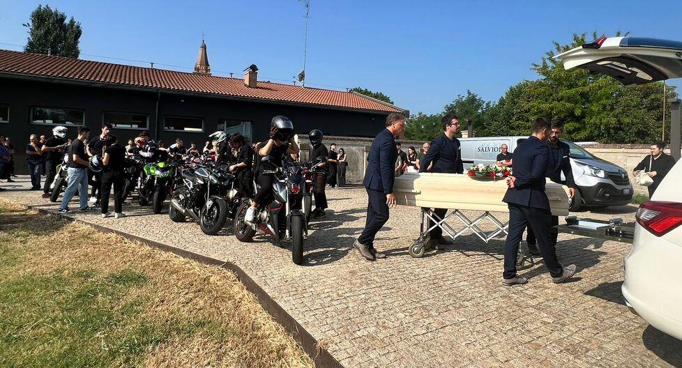 Carpi, il rombo delle moto per l’addio a Mattia: «Una parte di te rimarrà qui con noi»