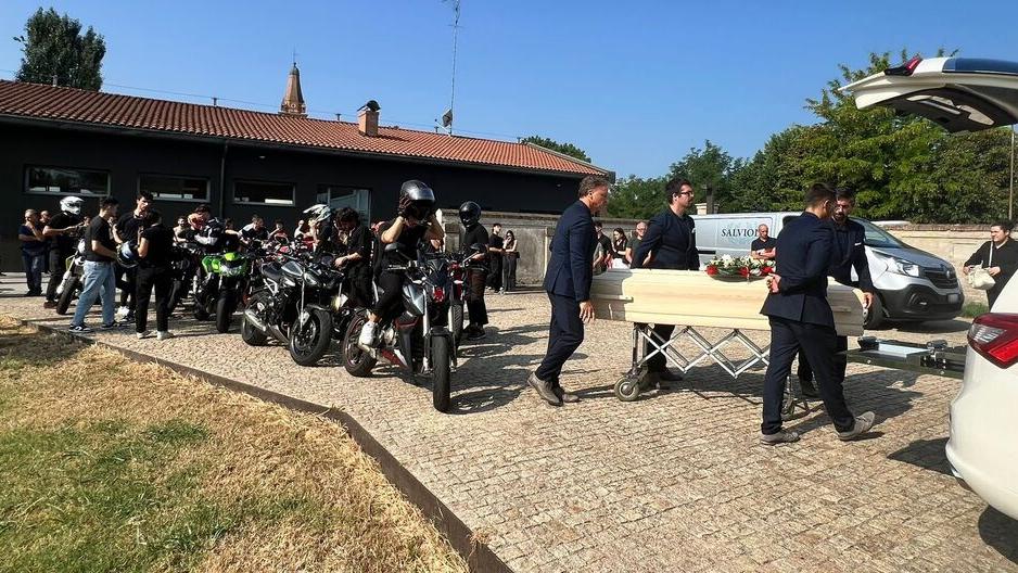 Carpi, il rombo delle moto per l’addio a Mattia: «Una parte di te rimarrà qui con noi»