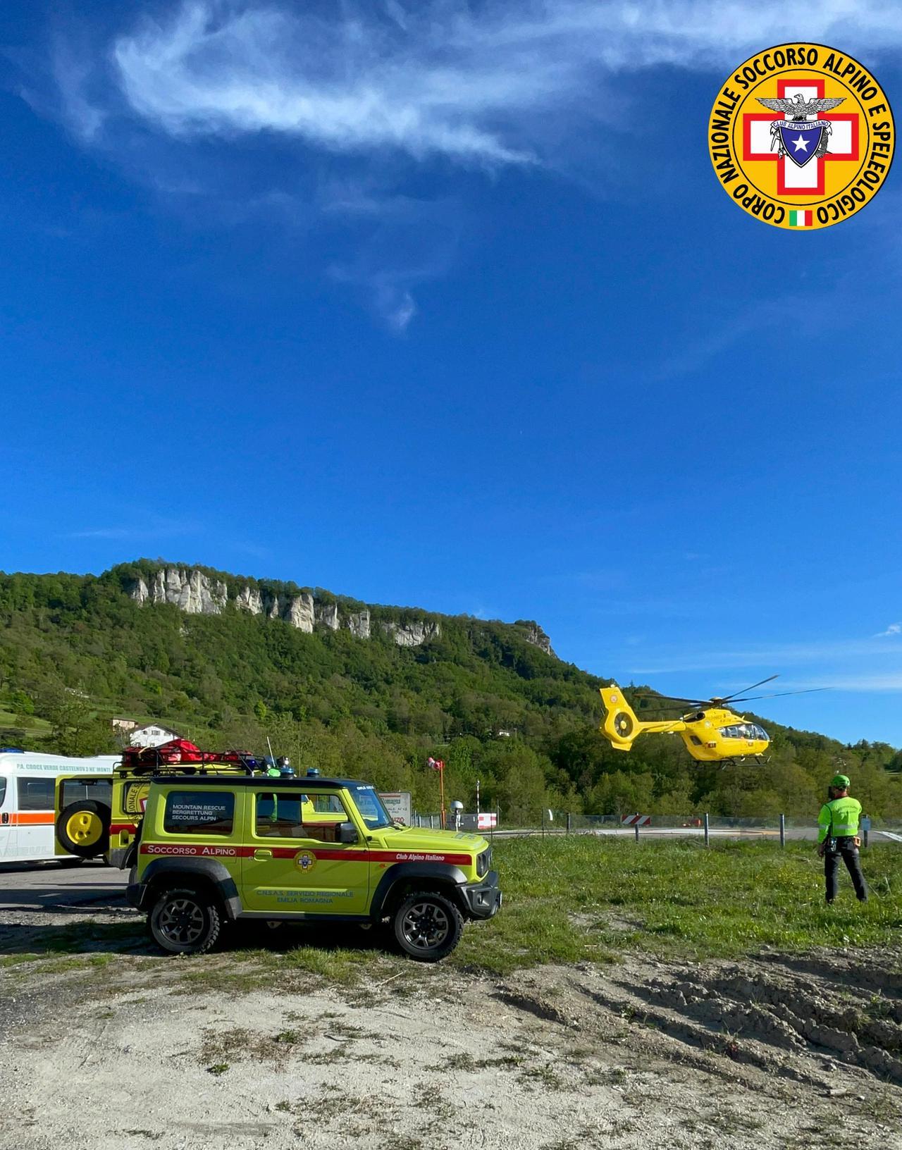 Cade scendendo in bici per un sentiero a Febbio, lo soccorre l’elicottero