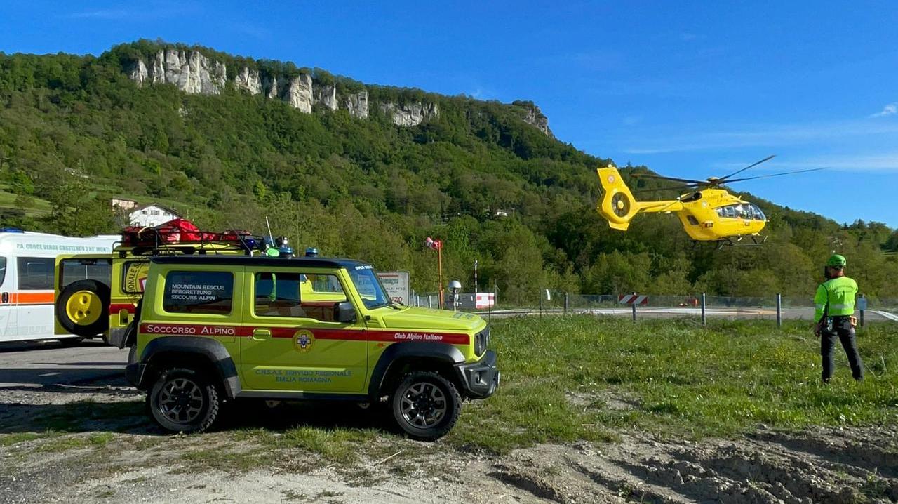 Cade scendendo in bici per un sentiero a Febbio, lo soccorre l’elicottero