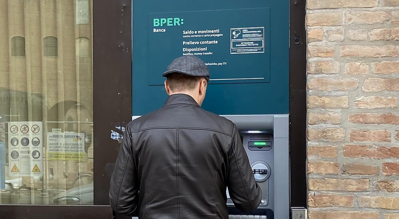 Bondeno, si paga per prelevare nei weekend: «32 cent, spesa ingiustificata»