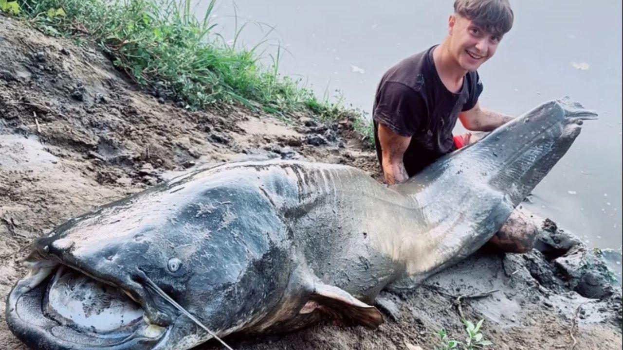 Thomas e il maxi pesce siluro catturato in Arno