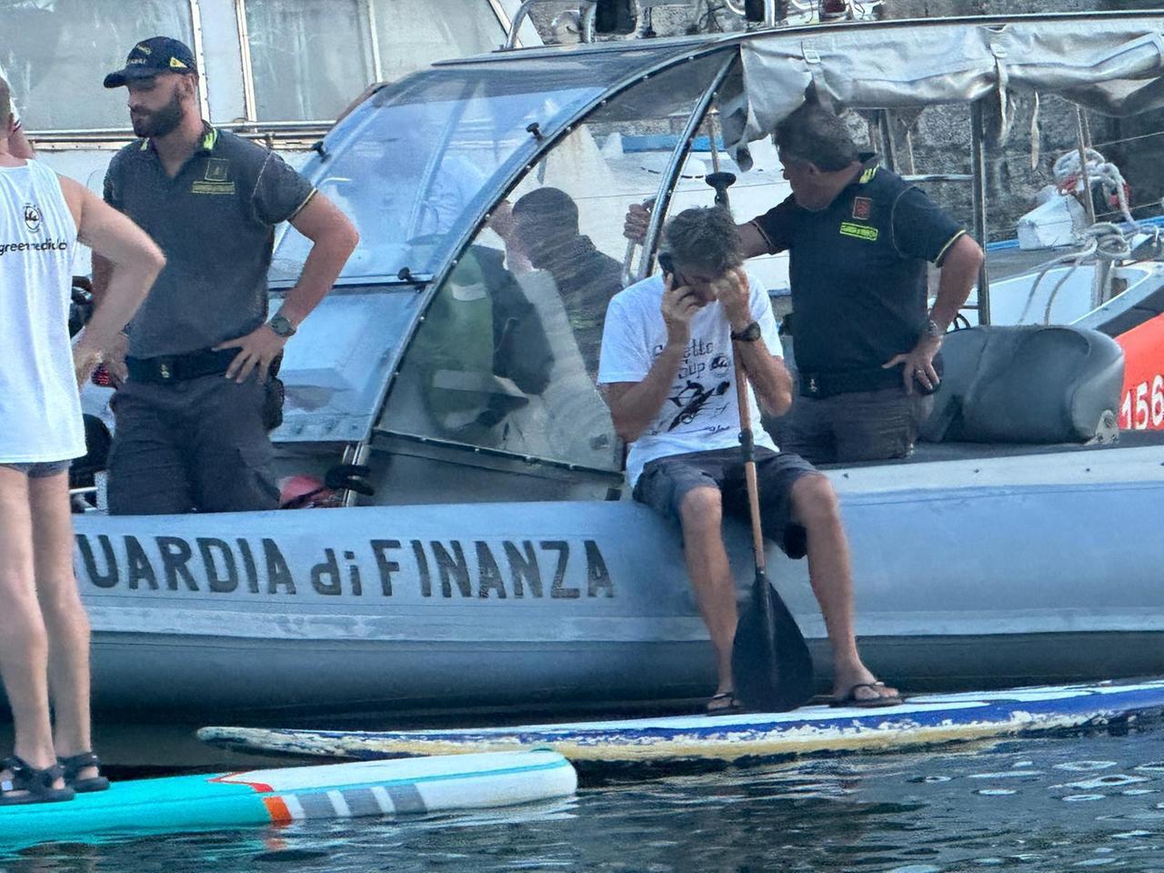 Livorno, 60 sup pronti alla sfilata lungo i fossi ma il gommone della Finanza stoppa tutti: il motivo