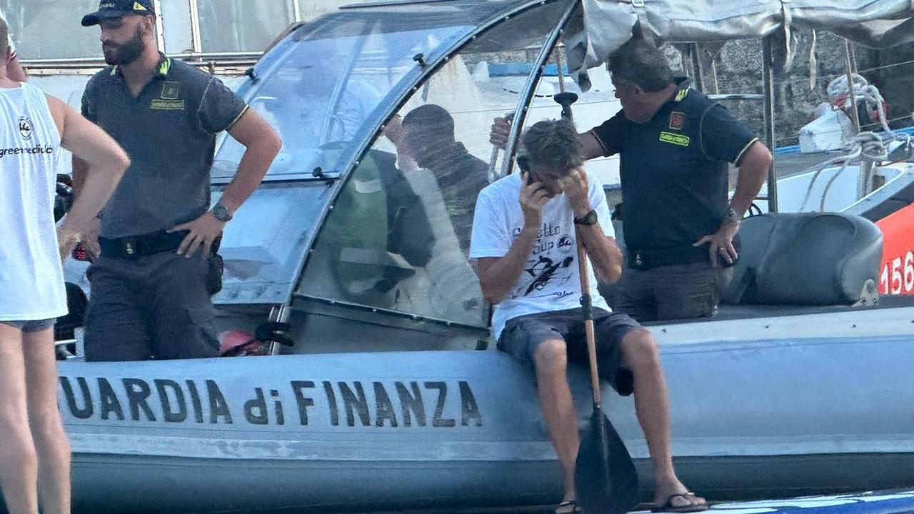 Livorno, 60 sup pronti alla sfilata lungo i fossi ma il gommone della Finanza stoppa tutti: il motivo