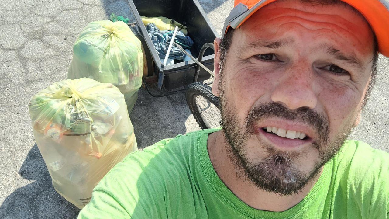 Mr Green ripulisce Livorno: via 5 chili di plastiche in via Firenze