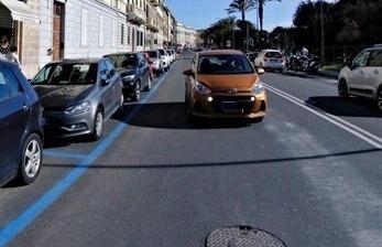 Qui sopra gli stalli gratis ma di colore blu sul viale (Foto d’archivio)