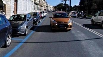 Qui sopra gli stalli gratis ma di colore blu sul viale (Foto d’archivio)