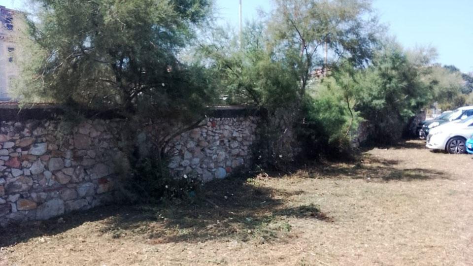 Il piazzale sopra la spiaggia delle Ghiaie ripulita e pronta ad accogliere le auto in sosta