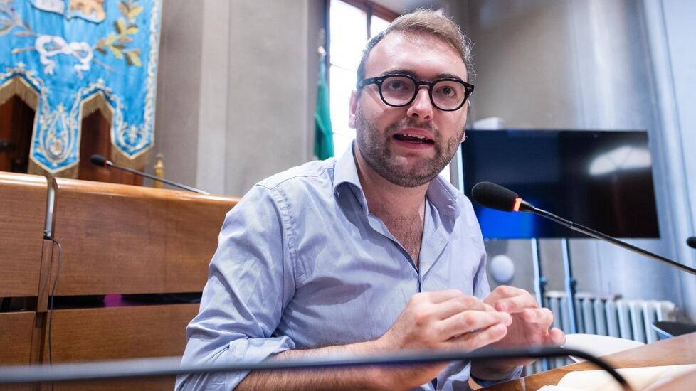 Sede della municipale alla stazione Giù il muro del parco Mariambini
