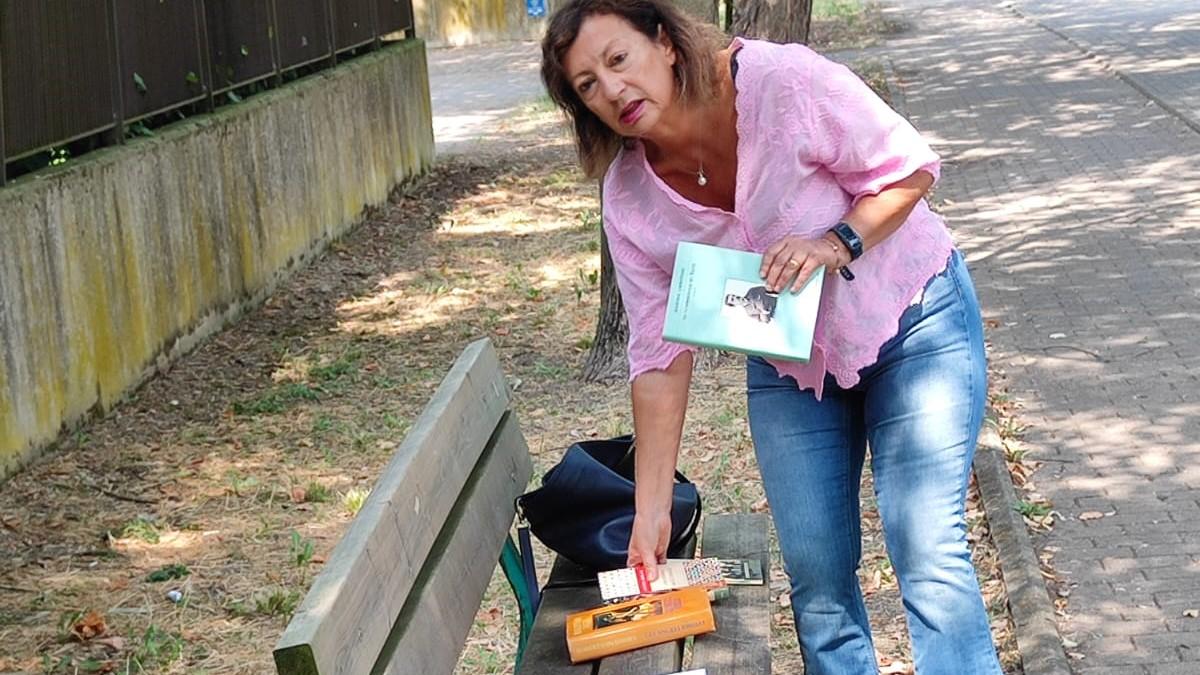 La prof in pensione che lascia i libri nel parco per regalarli