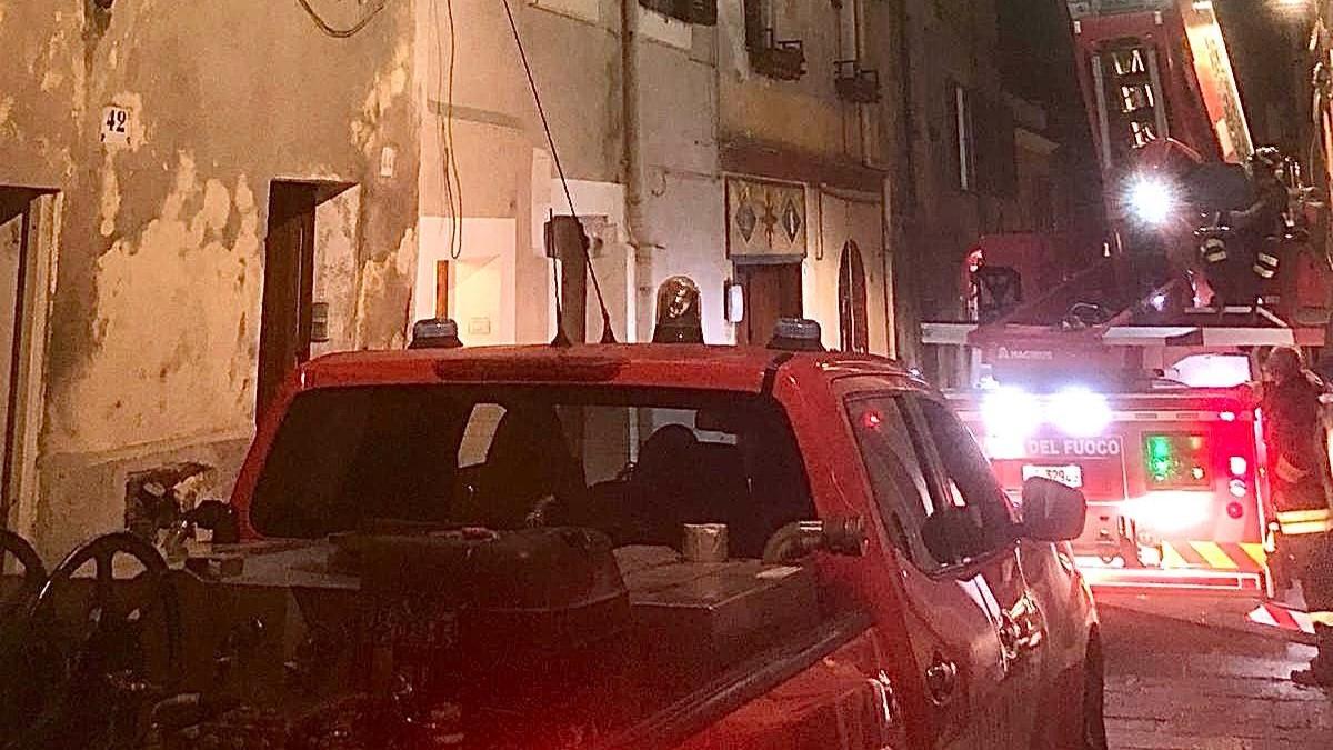 Sassari, a fuoco una mansarda: paura in via Maddalenedda