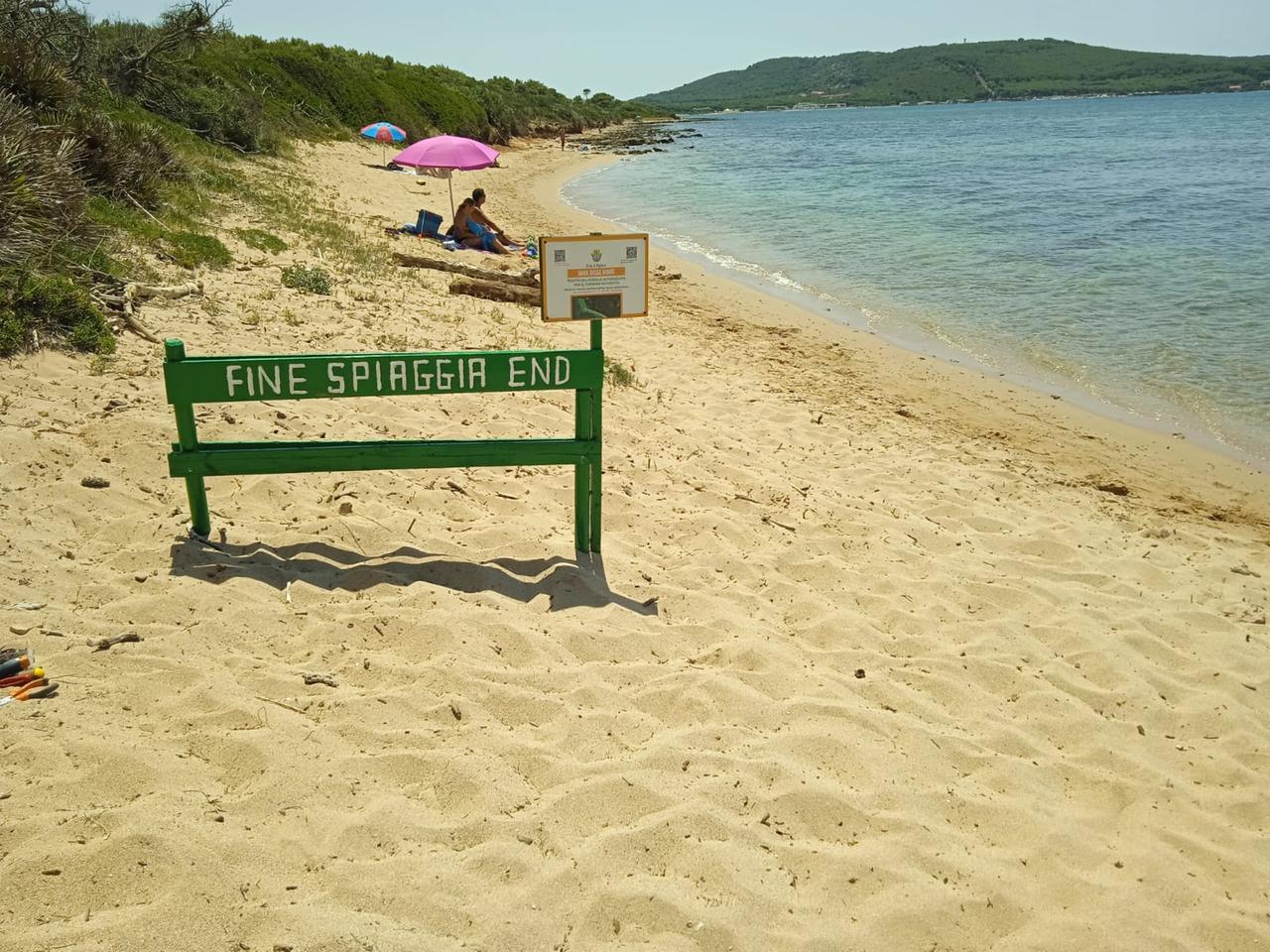 Spiaggia per nudisti ad Alghero, la segnaletica è carente: polemica a Mugoni