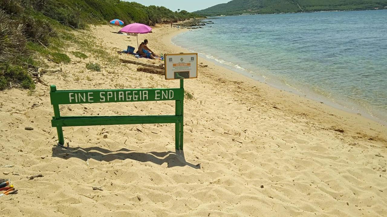 Spiaggia per nudisti ad Alghero, la segnaletica è carente: polemica a Mugoni